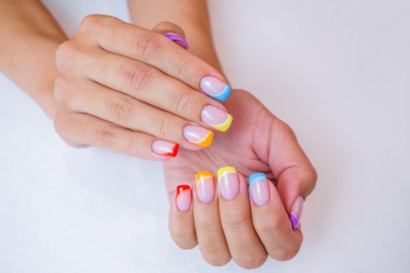 Modny manicure na lato 2023 zachwyca kolorami