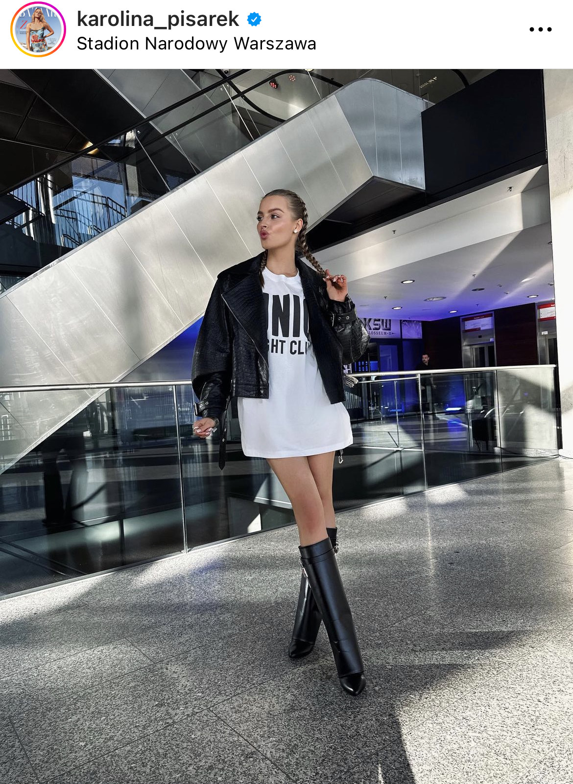 Karolina Pisarek nosi oversize'owy T-shirt jak sukienkę