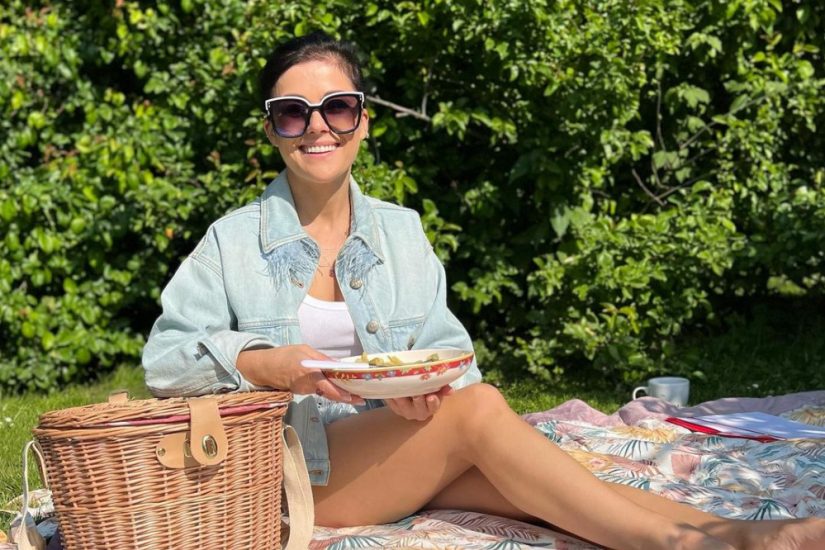 Katarzyna Cichopek uwielbia sandałki na koturnie na lato 2023