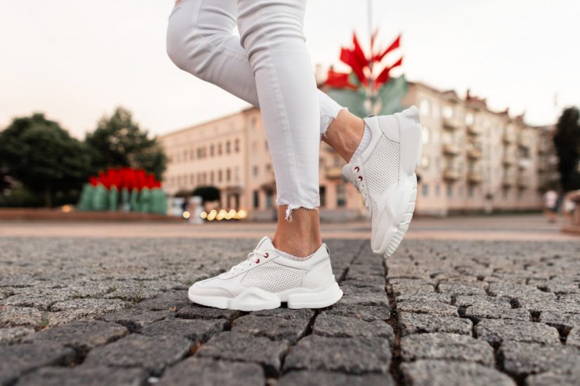 Białe sneakersy na lato 2023 to ulubiony model Lewandowskiej