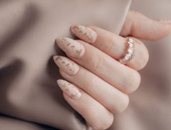 Modne paznokcie na jesień 2023 zachęcają do manicure'owych szaleństw