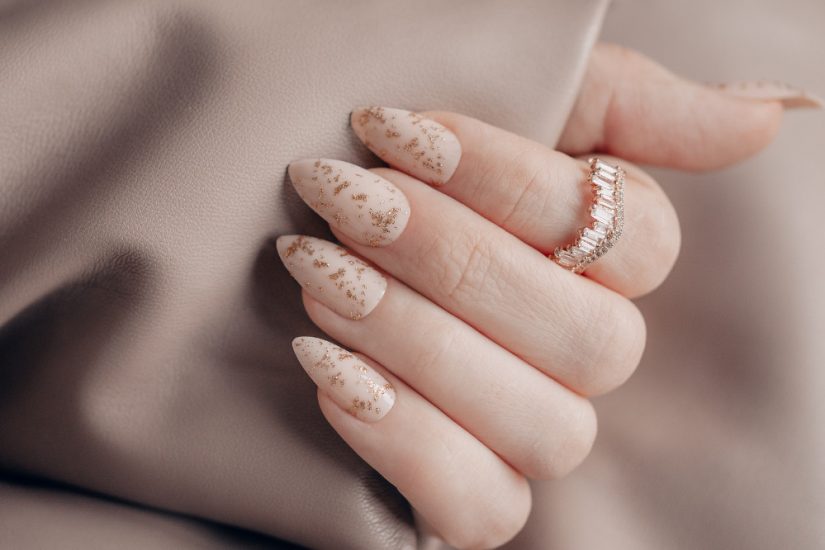 Modne paznokcie na jesień 2023 zachęcają do manicure'owych szaleństw