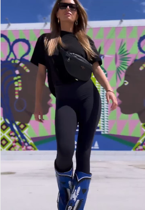 Marcelina Zawadzka nosi klasyczną czarną nerkę
