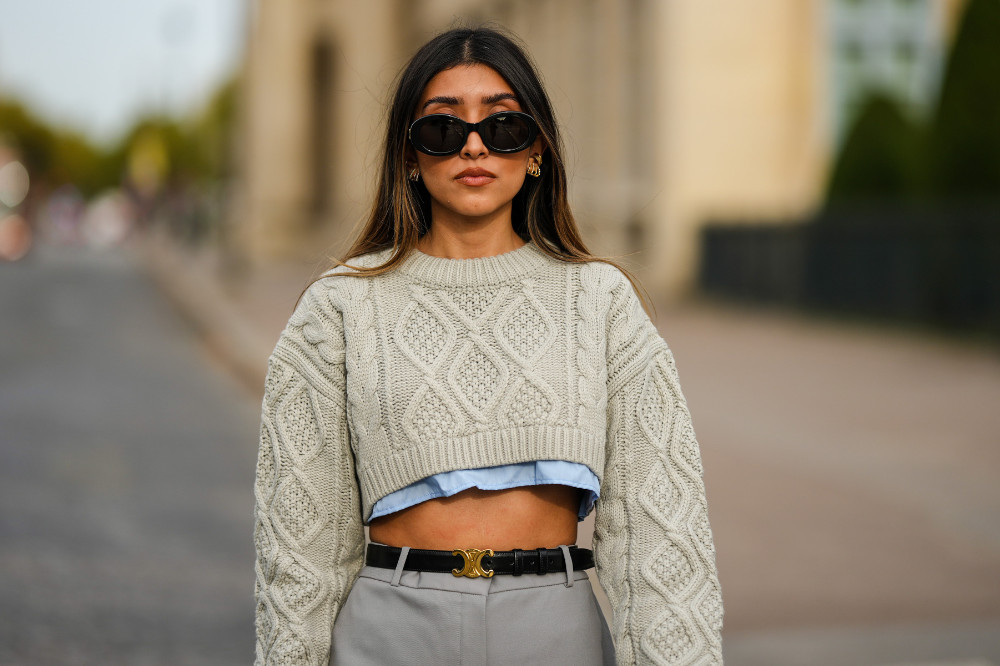 Krótkie swetry damskie są hitem mody na jesień 2023