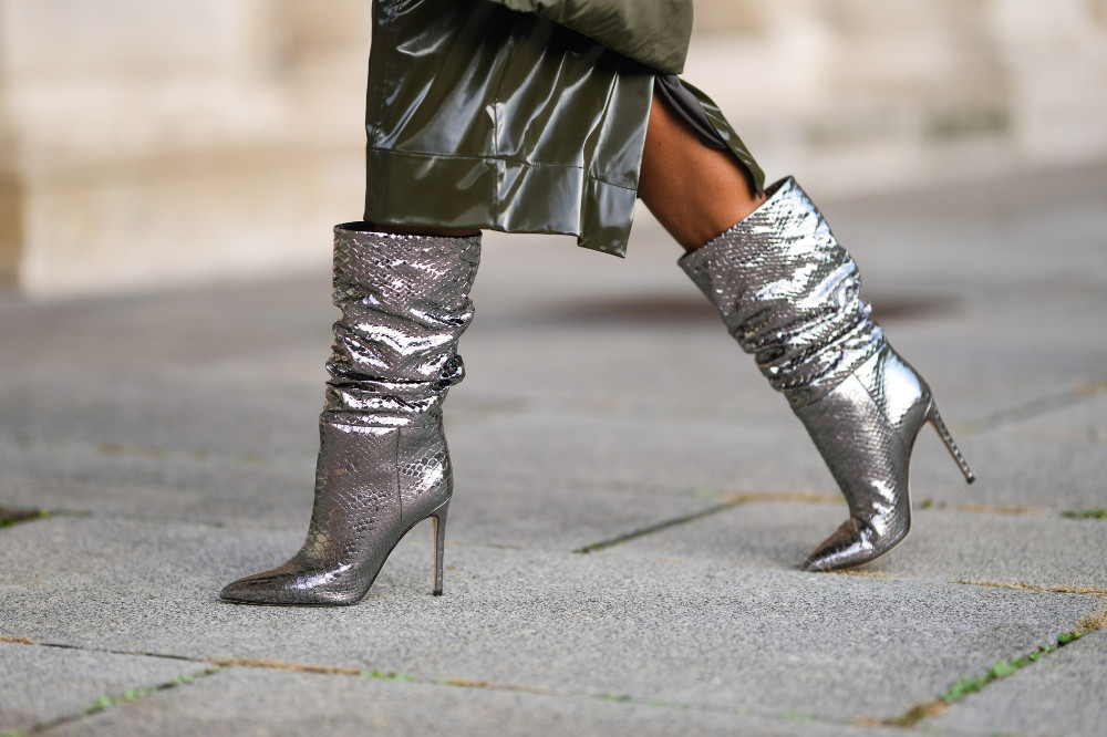 Metaliczne modne botki damskie to hit imprezowej jesieni 2023
