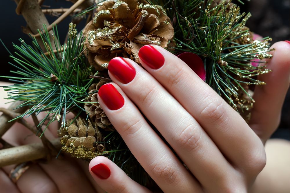 Manicure świąteczny w kolorze czerwonym to zawsze dobry wybór