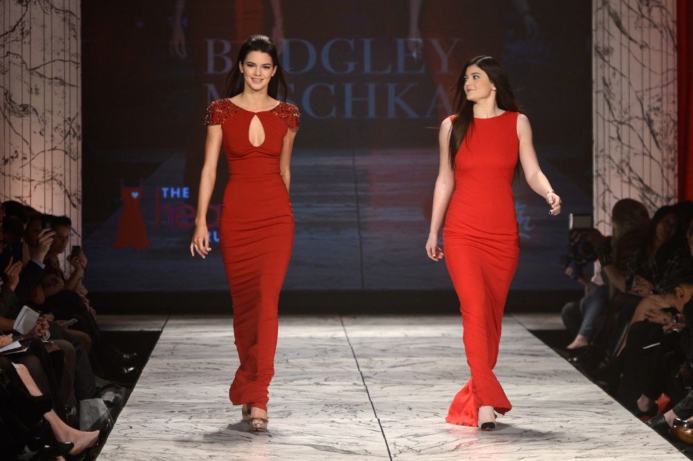 Długie czerwone sukienki na studniówkę 2024 to wybór zgodny z trendami