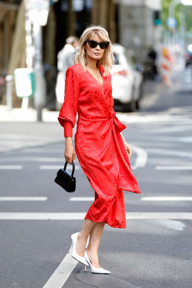 Kobieta w dojrzałym wieku w czerwonej satynowej sukience