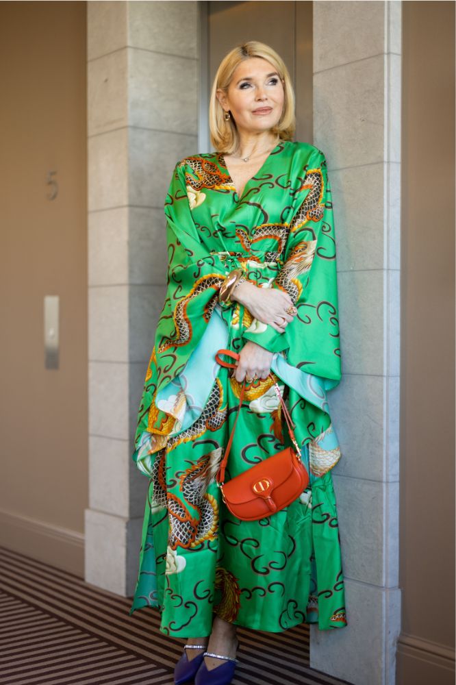 Kobieta w zielonej satynowej sukience maxi
